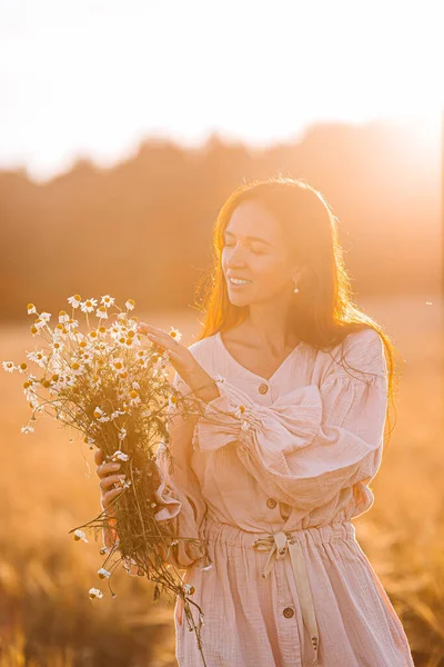 麦田里女孩的倒影。美丽的女人手里拿着成熟的小麦 — 图库照片