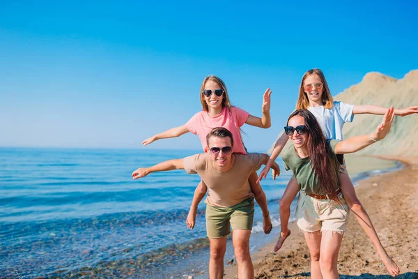 젊은 가족 이 휴가를 즐기는 모습 — 스톡 사진
