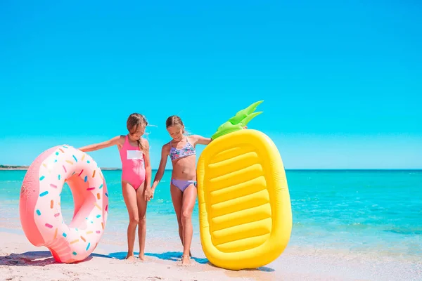 Małe dziewczynki bawią się na tropikalnej plaży podczas wakacji bawiąc się razem — Zdjęcie stockowe