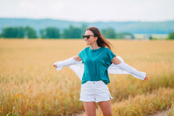 Schöne Mädchen im Weizenfeld mit reifem Weizen in den Händen — Stockfoto