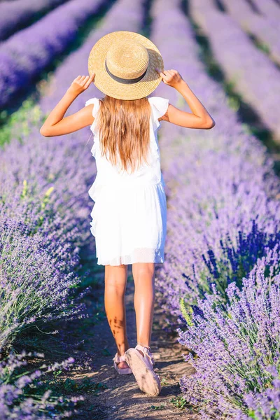 Femme dans le champ de fleurs de lavande en robe blanche et chapeau — Photo