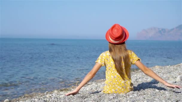 Linda niña en la playa durante las vacaciones de verano — Vídeos de Stock