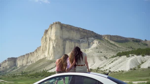 Мать с маленькими дочками на летних автомобильных каникулах — стоковое видео