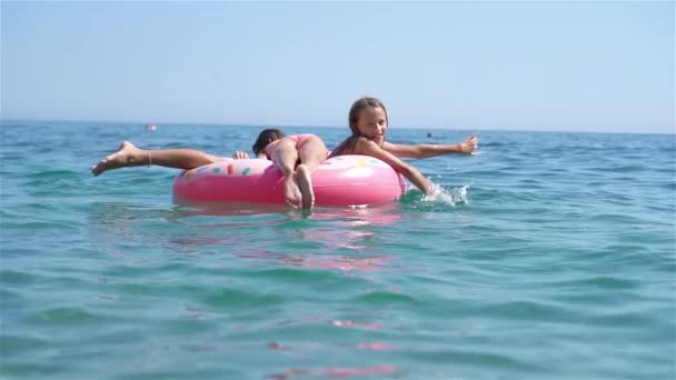 Schattig meisje op opblaasbare lucht matras in de zee — Stockvideo