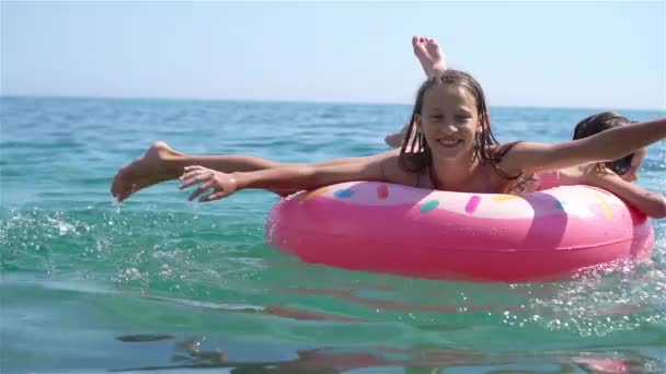 Маленькие девочки веселятся на тропическом пляже во время летних каникул, играя вместе — стоковое видео