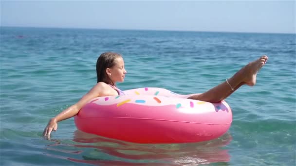 Adorable chica en colchón inflable de aire en el mar — Vídeo de stock