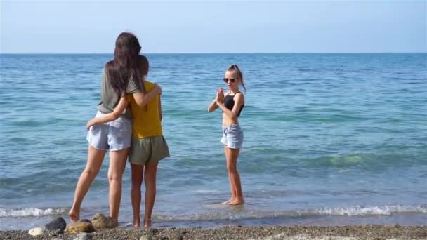 Urocze dziewczynki i młoda matka na tropikalnej białej plaży — Wideo stockowe