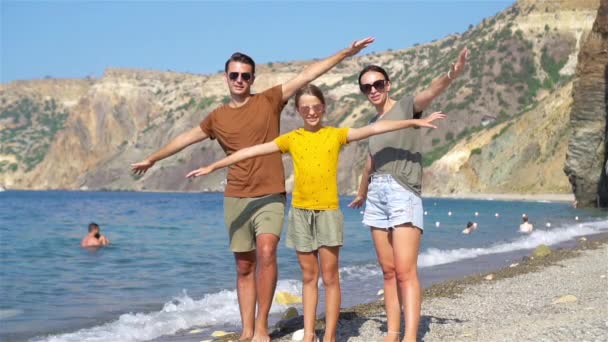 Giovane Famiglia sulla spiaggia bianca durante le vacanze estive — Video Stock