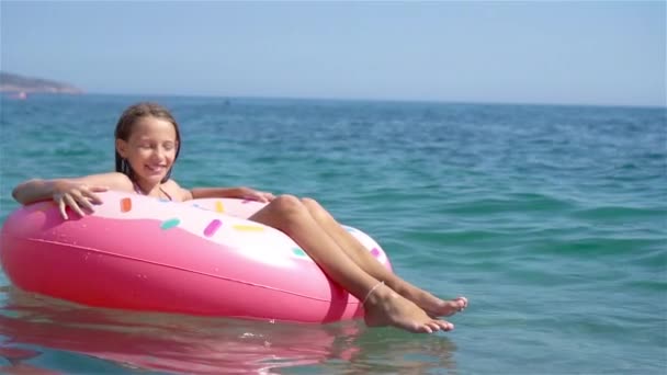 Imádnivaló lány felfújható matracon a tengerben — Stock videók