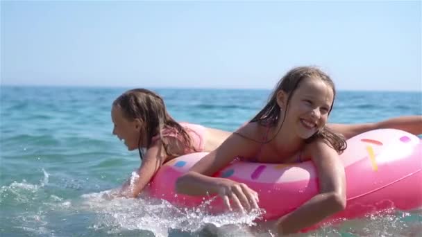 Niñas divirtiéndose en la playa tropical durante las vacaciones de verano jugando juntas — Vídeos de Stock