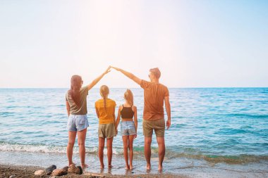 Genç aile tatilde çok eğleniyor.