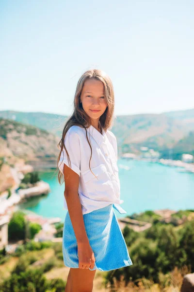 Niña en la cima de una montaña disfrutando de la vista del valle — Foto de Stock