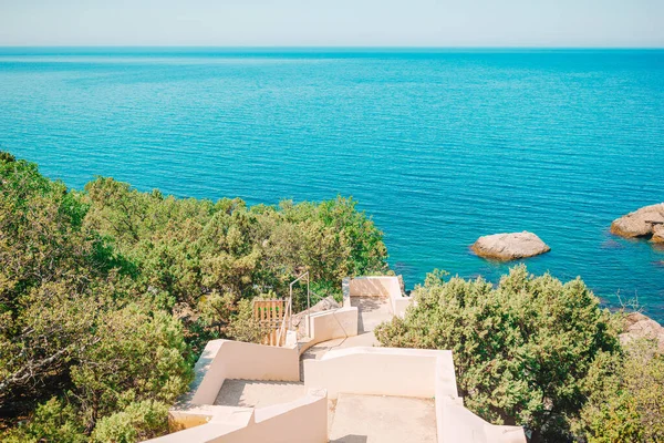 Hermoso paisaje marino. Increíble composición de la naturaleza con montañas y acantilados. — Foto de Stock