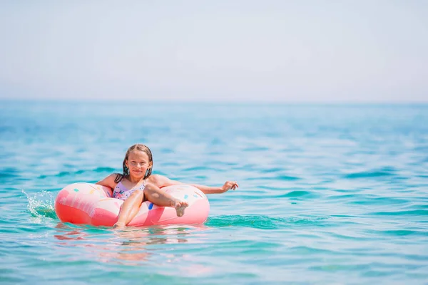 Ragazza adorabile sul materasso ad aria gonfiabile in mare — Foto Stock