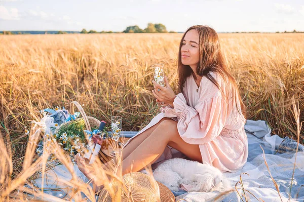 Vacker flicka i vetefält med moget vete i händerna — Stockfoto