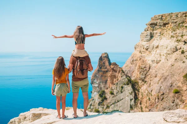 Χαρούμενη όμορφη οικογένεια στις καλοκαιρινές διακοπές στα βουνά — Φωτογραφία Αρχείου