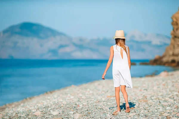 Adorabile bambina in spiaggia durante le vacanze estive — Foto Stock