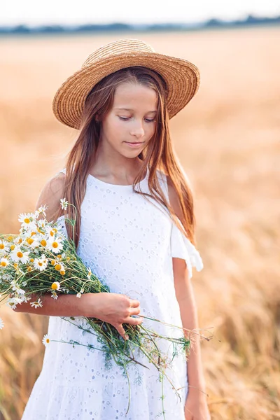 Šťastná krásná dívka v pšeničném poli venku — Stock fotografie