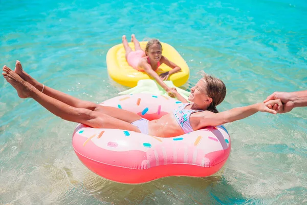 Le bambine si divertono sulla spiaggia tropicale durante le vacanze estive giocando insieme — Foto Stock