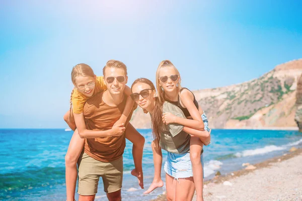 Joven familia de vacaciones tienen un montón de diversión —  Fotos de Stock