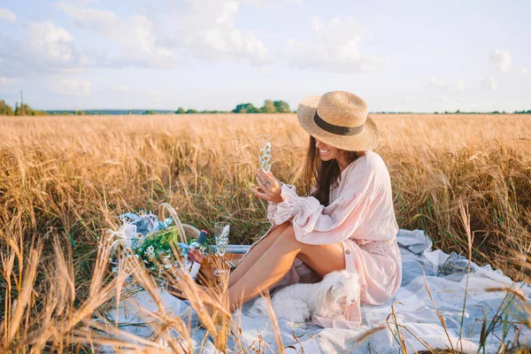 Hermosa chica en el campo de trigo con trigo maduro en las manos — Foto de Stock