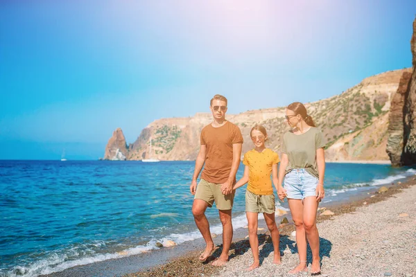 Young family on white beach during summer vacation — Stock Photo, Image
