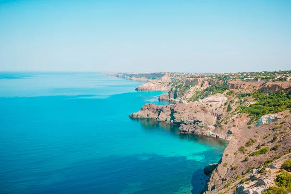 Vacker havsutsikt. Fantastisk sammansättning av naturen med berg och klippor. — Stockfoto