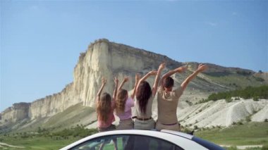 Dağlarda yürüyen dört kişilik mutlu bir aile.