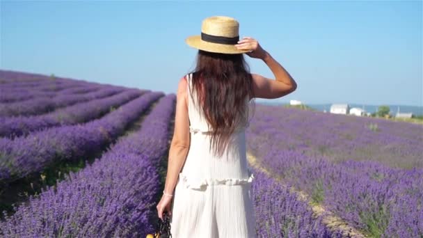 白いドレスと帽子で日没のラベンダーの花のフィールドの女性 — ストック動画