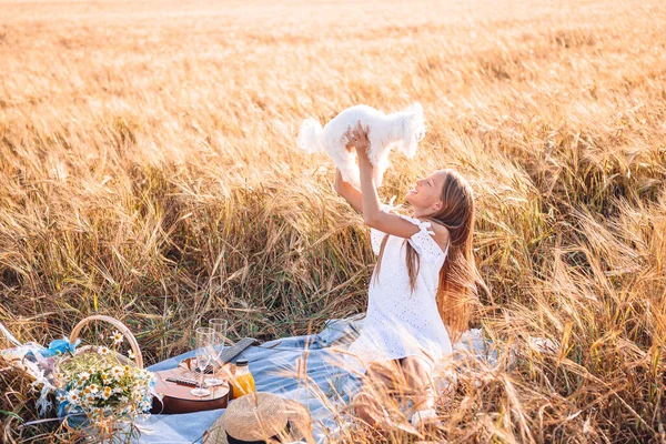 Niño feliz en el campo de trigo jugar con el perro — Foto de Stock