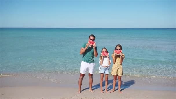Szczęśliwa piękna rodzina na tropikalnych wakacjach na plaży — Wideo stockowe