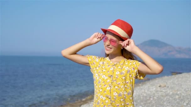 Cute little girl na plaży podczas wakacji letnich — Wideo stockowe