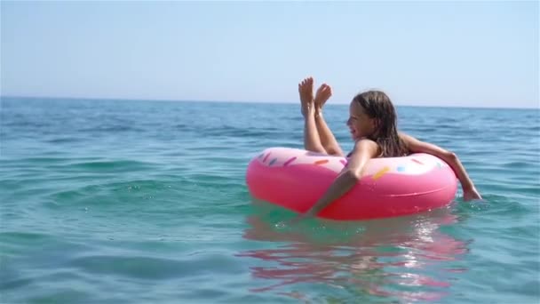 Schattig klein meisje aan het strand tijdens de zomervakantie — Stockvideo