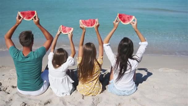 Glückliche Familie isst Wassermelone am Strand. — Stockvideo
