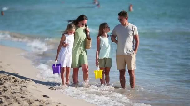 Junge Familie im Urlaub hat viel Spaß — Stockvideo