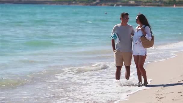 Jong stel op wit strand tijdens zomervakantie. — Stockvideo