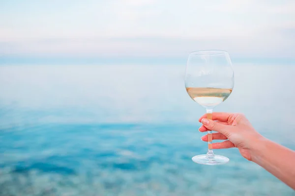 Ein Glas Weißwein am tropischen Strand — Stockfoto