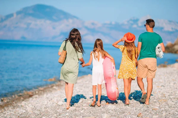 Ung familj på semester har mycket roligt — Stockfoto