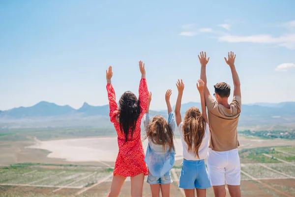 Glückliche Familie im Urlaub in den Bergen — Stockfoto