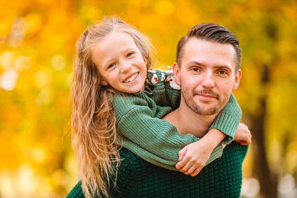 Familie van vader en kind op mooie herfstdag in het park — Stockfoto