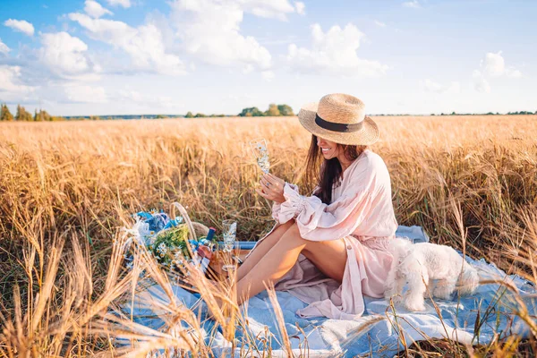 Hermosa chica en el campo de trigo con trigo maduro en las manos — Foto de Stock