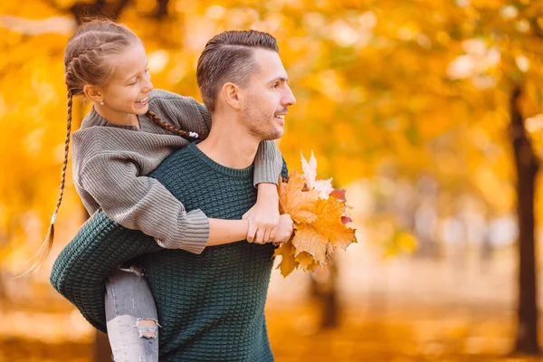 Family of dad and kid on beautiful autumn day in the park — Stock Photo, Image