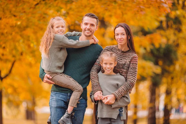 Портрет счастливой семьи из четырех человек осенью — стоковое фото