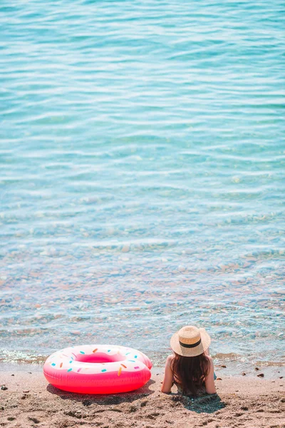 Young woman in hat on the beach vacation — Stock Photo, Image