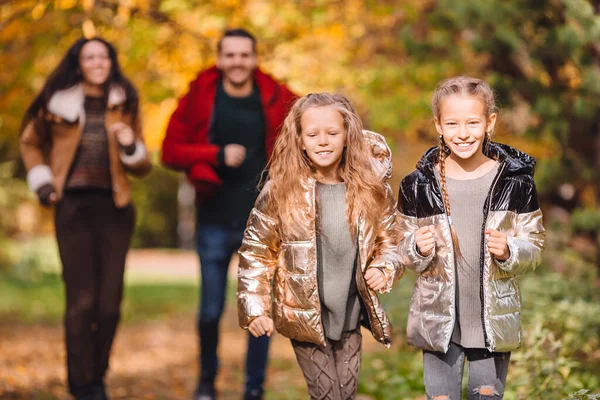 Ritratto di famiglia felice di quattro persone in autunno — Foto Stock