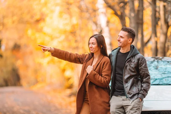 Familia feliz caminando en el parque de otoño en el soleado día de otoño — Foto de Stock