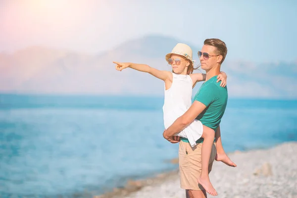 Niña y papá feliz divirtiéndose durante las vacaciones en la playa —  Fotos de Stock