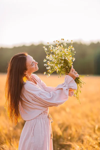 Porträt einer schönen Frau an einem Sommertag — Stockfoto