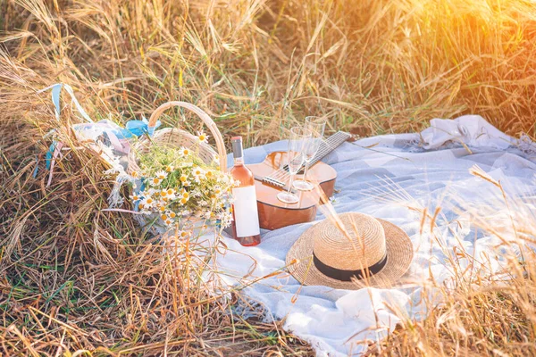 Primer plano del picnic sobre la naturaleza en el campo de trigo. —  Fotos de Stock