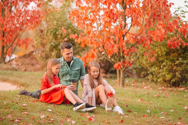 Famiglia di papà e bambini in una bella giornata autunnale nel parco — Foto Stock